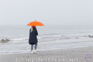 DSCSchirm.jpg Frau mit Regenschirm am Strand