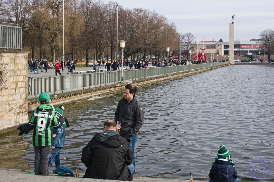 Fackeltraeger_Maschsee.jpg Der Fackelträger und die Fußballfans