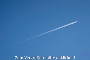 Flugzeug_Kondensstreifen.jpg Passagierflugzeug mit Kondensstreifen