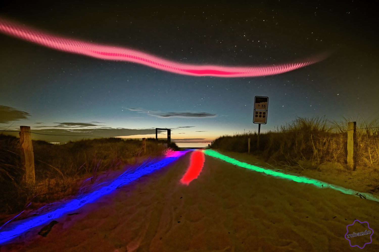 Lichtspuren_Mitternacht.jpg Strandaufgang - Juninacht