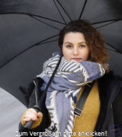 Portraet_Frau.jpg Frau mit Regenschirm